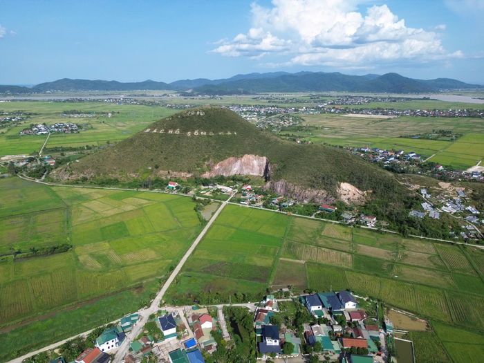 Dòng chữ "Bác Hồ sống mãi" dần hiện rõ trên sườn núi Nhón sau quá trình phục dựng. Ảnh: Tâm Phạm.