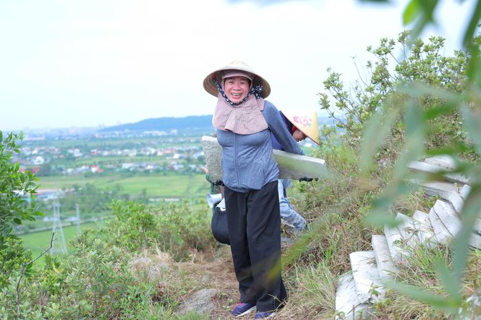 Trước nhiệm vụ thiêng liêng, người dân quên hết nhọc nhằn, vất vả, vui vẻ và tự hào được đóng góp công sức xây dựng công trình ý nghĩa. Ảnh: Hà Huệ.