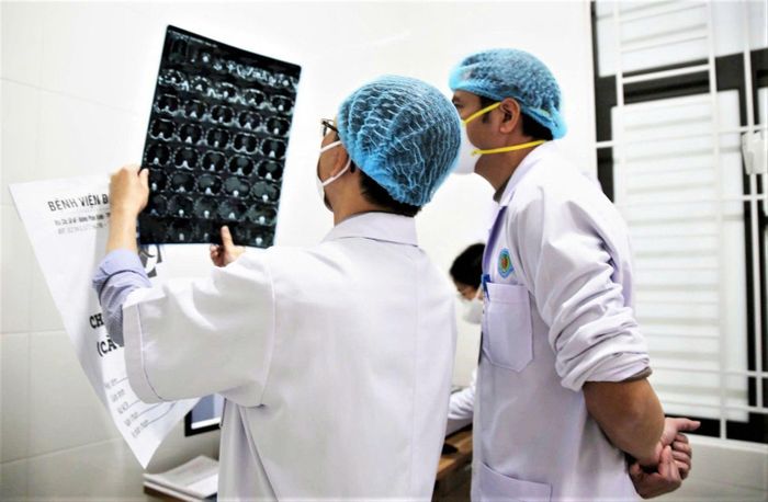Bảo vệ sức khỏe trước tác hại của thuốc lá cần bắt đầu từ việc không hút thuốc và chủ động tránh phơi nhiễm với khói thuốc. Ảnh: Thu Hòa.