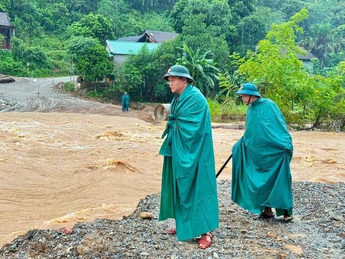 Mưa lớn kéo dài khiến nước từ các khe, suối dâng nhanh, gây ngập tại một số tuyến đường ở khu vực miền núi Nghệ An. ẢNH: Q.S.