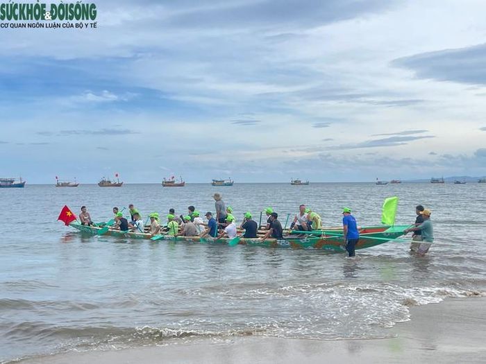 Các đội đua tổ chức tập luyện. Ảnh: Hùng Trần