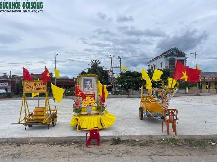 Các đội chuẩn bị phương tiện để tham gia cổ vũ. Ảnh: Hùng Trần