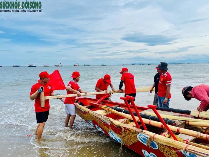 Lễ hội đua thuyền truyền thống trên biển Cảnh Dương là hoạt động văn hóa, thể thao đặc sắc của địa phương. Ảnh: Hùng Trần