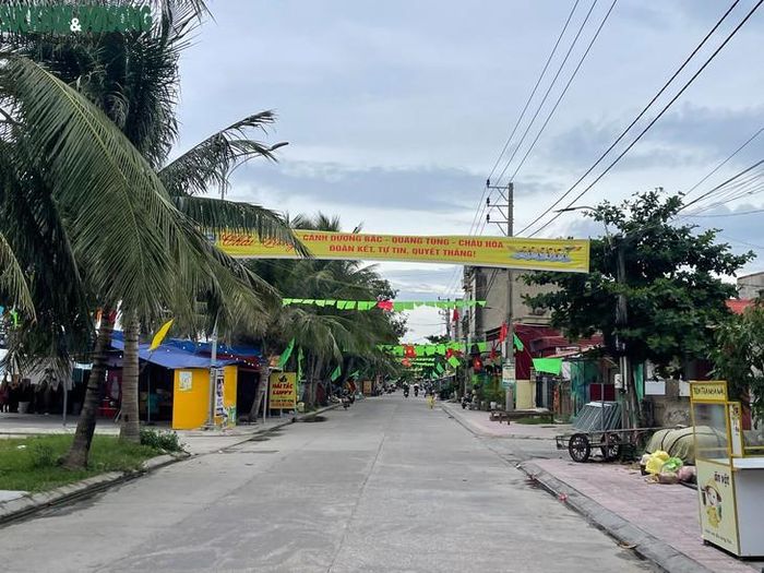  Mỗi con đường lớn, ngõ nhỏ, sân nhà tại làng biển Cảnh Dương đều được trang hoàng bằng cờ Tổ quốc kèm những lá cờ màu xanh, đỏ, tím, vàng. Ảnh: Hùng Trần