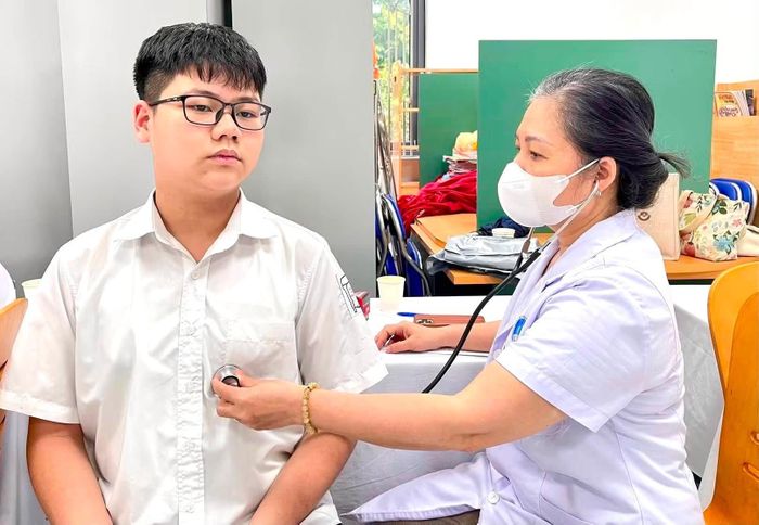 Không chỉ riêng Mỹ Đức, phường Cầu Giấy và phường Yên Hòa cũng đã dần hoàn thành việc khám sức khỏe định kỳ, khám sàng lọc miễn phí cho nhóm đối tượng từ 6 tuổi đến dưới 18 tuổi. 