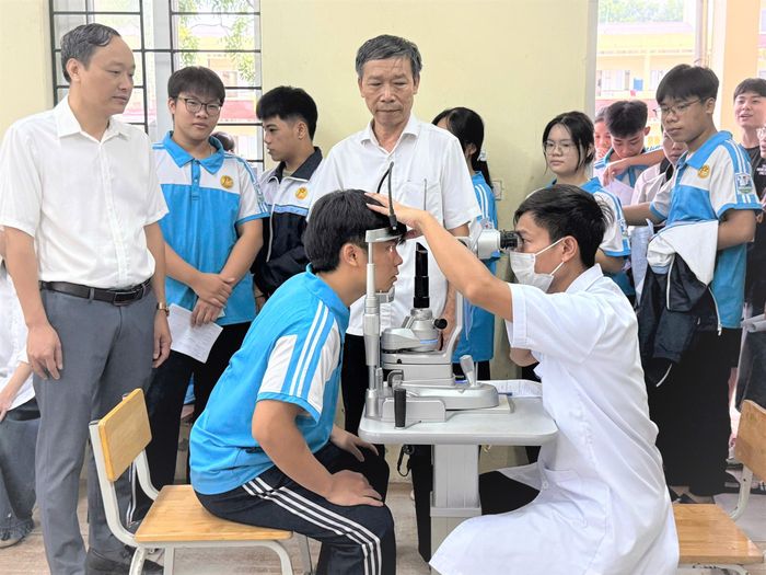 Hiệu trưởng Trường THPT Mỹ Đức A Đào Huy Nam cho biết, chương trình khám sức khỏe định kỳ cho học sinh tại trường có ý nghĩa rất quan trọng đối với nhà trường, bởi thể chất tốt là nền tảng để học sinh học tập hiệu quả và phát triển toàn diện. Ảnh: Thắng Đạt