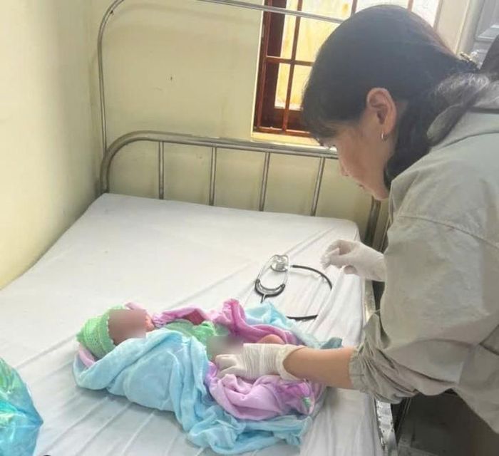 Hiện tại, sức khỏe trẻ bị bỏ rơi ổn định, tỉnh táo. Ảnh: H. Giang.
