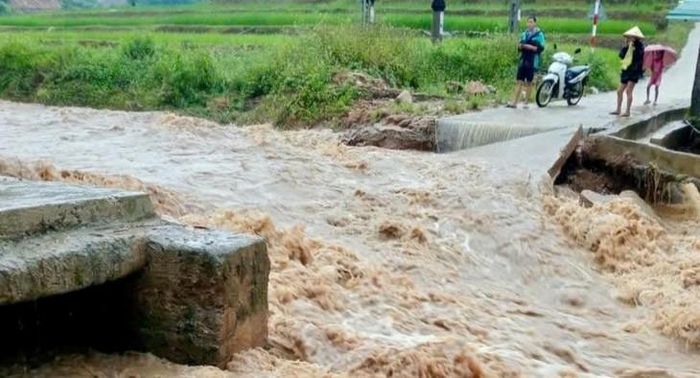 Cầu tràn tuyến đường thôn Pọng - suối Tút, xã Quang Chiểu bị gãy. Ảnh: DVC xã Quang Chiểu.