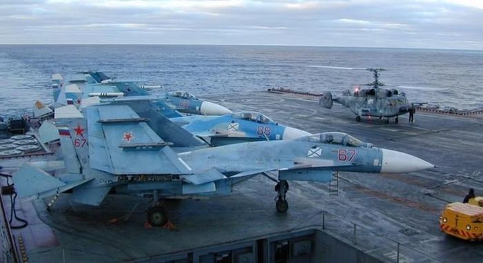 Su-33 trên TARK "Đô đốc Kuznetsov. (Ảnh: DE)