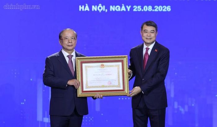 Thủ tướng Chính phủ Lê Minh Hưng trao Huân chương Lao động hạng Nhất tặng Chủ tịch Hiệp hội Nguyễn Văn Thân. Ảnh: chinhphu.vn/Nhật Bắc