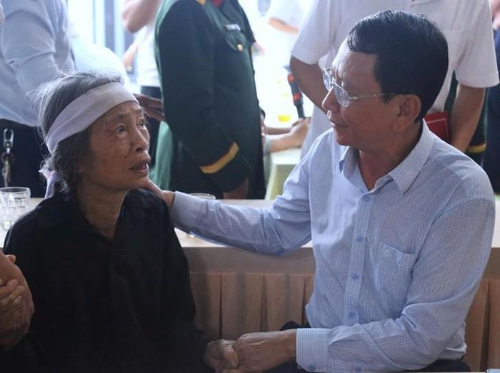 Ông Vi Ngọc Quỳnh, Phó Giám đốc Sở Nội vụ Nghệ An, thăm hỏi, động viên vợ liệt sĩ Nguyễn Văn Ba tại buổi lễ. Ảnh: H.T.