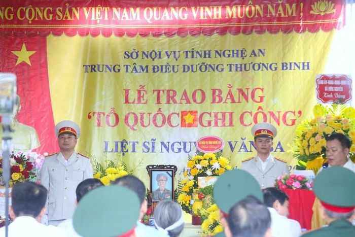 Tấm Bằng “Tổ quốc ghi công” được trao cho thân nhân liệt sĩ, ghi nhận những năm tháng ông Nguyễn Văn Ba chiến đấu, bị thương và mang thương tật đặc biệt nặng sau chiến tranh. Ảnh: H.T.