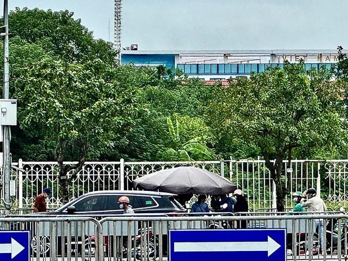 Bên ngoài sân vận động Mỹ Đình, phe vé tụ tập chào bán và thu mua vé. Tuy nhiên, mức giá mua lại thường thấp hơn đáng kể so với giá bán, chênh khoảng 300.000-500.000 đồng/vé. (Ảnh Thành Long)