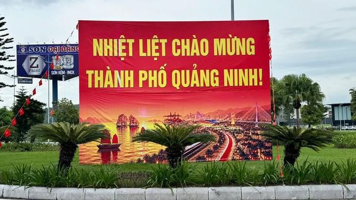 Pano “Nhiệt liệt chào mừng thành phố Quảng Ninh” được dựng tại khu vực trung tâm, hướng tới dấu mốc Quảng Ninh trở thành thành phố trực thuộc Trung ương. Ảnh: Tiến Sinh