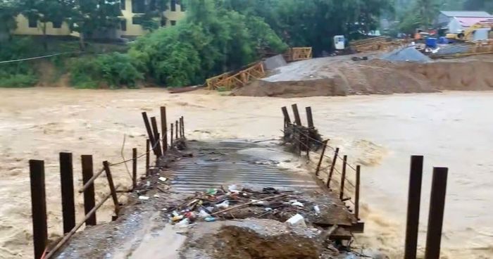 Cầu tạm ở xã Yên Hòa bị nước lũ cuốn trôi, chính quyền địa phương tạm dừng dùng thuyền đưa người dân qua sông để đảm bảo an toàn (ảnh: CTV).
