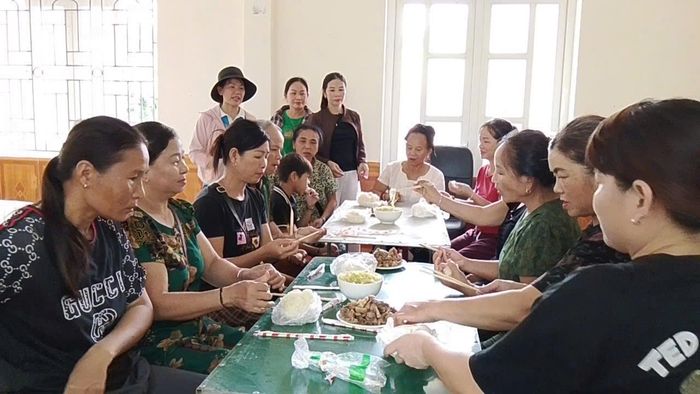 Ban Chỉ đạo xã Yên Na phối hợp Khu điều hành Thủy điện Bản Vẽ nấu cơm phục vụ bà con vùng sơ tán (ảnh: Quỳnh Như).