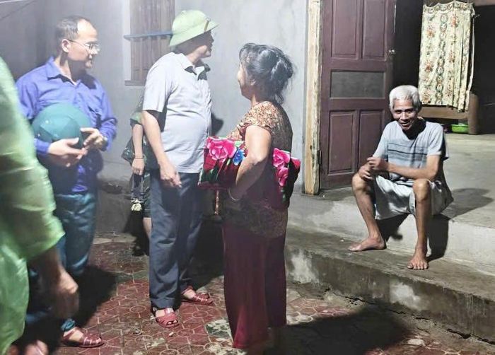 Lãnh đạo xã Yên Na kiểm tra, động viên các hộ dân bị ảnh hưởng phải di dời đến nơi an toàn (ảnh: UBND xã Yên Na).