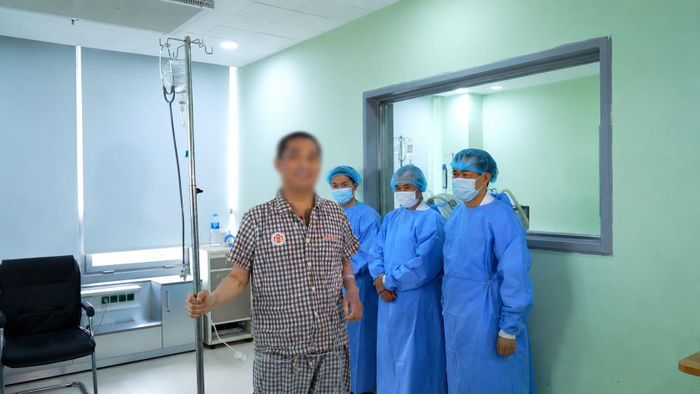 Các bác sĩ vui mừng, hạnh phúc khi bệnh nhân đã bắt đầu tham gia các hoạt động phục hồi chức năng. Ảnh BV cung cấp.