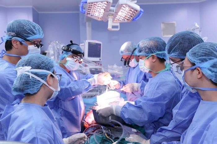 Sau cân nhắc giữa sự sống và cái chết, các bác sĩ đã đi đến quyết định ghép tim lần 2 cho bệnh nhân. Ảnh BV cung cấp.
