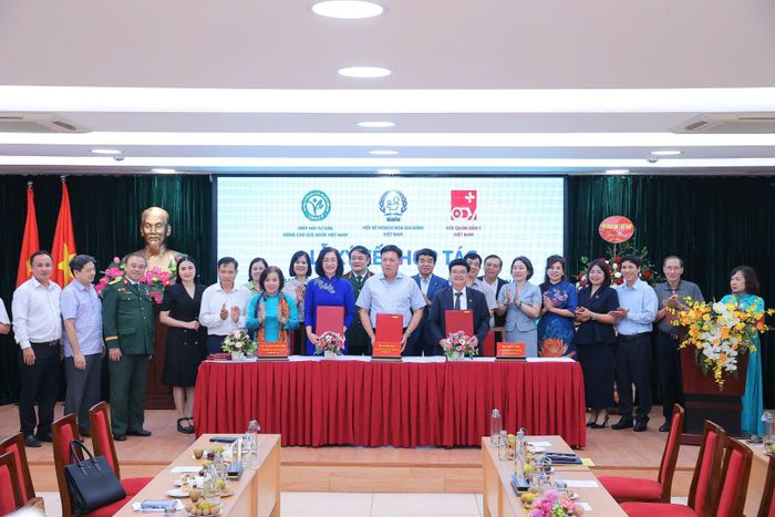 Lãnh đạo 3 đơn vị ký kết hợp tác.  Ảnh: Cương Quyết
