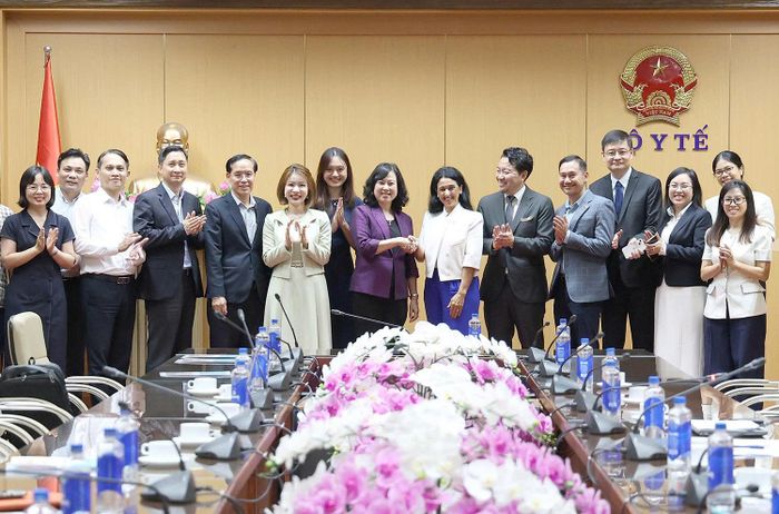 Bộ trưởng Bộ Y tế Đào Hồng Lan và Bà Natalie Fairlie, Phó Chủ tịch AUSCHAM Việt Nam cùng các đại biểu. Ảnh: Trần Minh