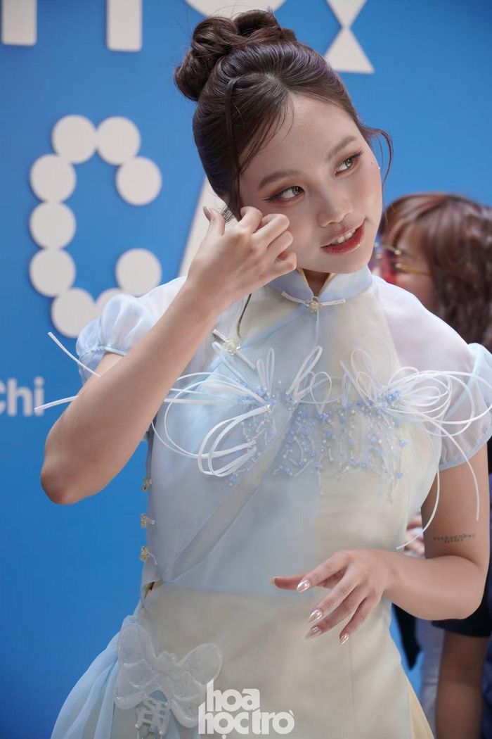 "Chị Bảy" tạo dáng tại thảm đỏ.