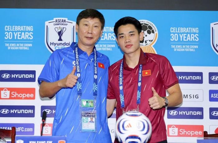 HLV Kim Sang Sik và cầu thủ Đình Bắc của ĐT Việt Nam. Ảnh: VFF.