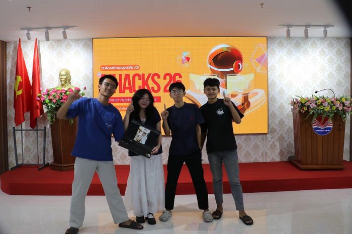 Nhóm HVL giành giải nhất cuộc thi AIHACKs 2026.
