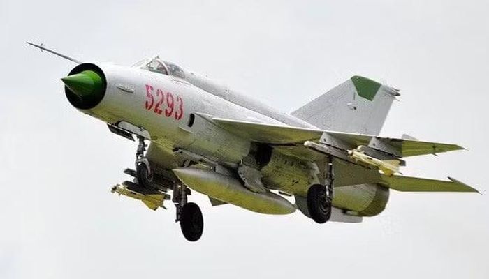 Tại Việt Nam, MiG-21 có một vai trò đặc biệt. Trong cuộc đối đầu với không quân Mỹ, những chiếc MiG-21 thường được sử dụng trong các nhiệm vụ đánh chặn, tận dụng mạng lưới radar mặt đất để tiếp cận máy bay đối phương.