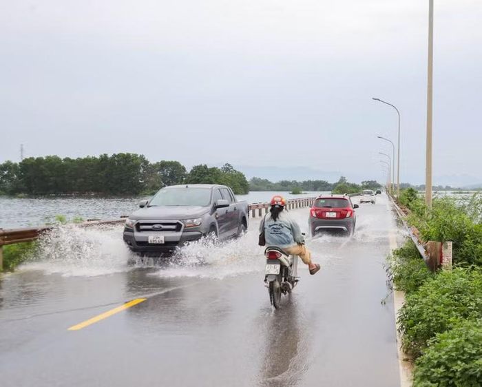 Tỉnh lộ 421B có đoạn ngập sâu gần 1m, cấm các phương tiện lưu thông