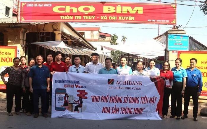 Ra mắt mô hình "Chợ thông minh 4.0" tại chợ Bìm. ẢNh: HNM