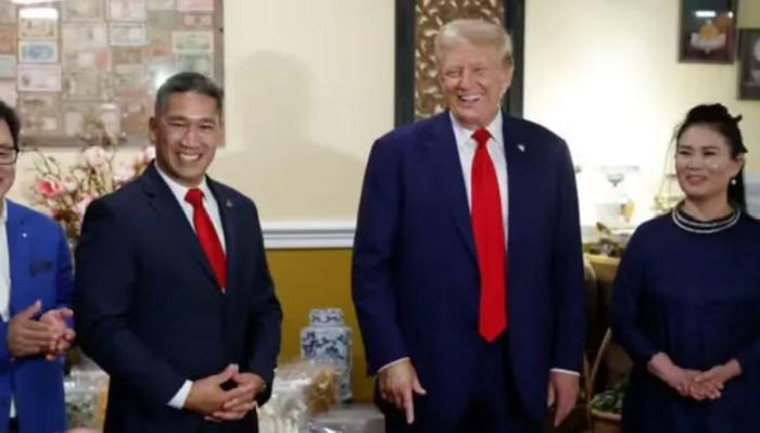 "Tôi vừa được Hải quân Mỹ thông báo tất cả thủy lôi đã được gỡ bỏ hoặc kích nổ khỏi vùng biển quốc tế của eo biển Hormuz. Iran đã được cảnh báo rằng bất kỳ tàu hoặc xuồng nào đặt thủy lôi mới sẽ lập tức bị phá hủy một cách có hệ thống", ông Trump viết trên Truth Social.