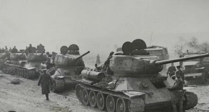 Liên lạc còn là điểm yếu nghiêm trọng hơn. Không phải mọi T-34 đều được trang bị radio hiệu quả. Khi các đơn vị xe tăng phải cơ động nhanh, việc truyền mệnh lệnh bằng cờ hiệu hoặc tín hiệu trực quan khiến đội hình khó phối hợp. Một chiếc xe tăng mạnh nhưng không biết đồng đội đang ở đâu hoặc phải di chuyển theo hướng nào rất dễ bị cô lập.