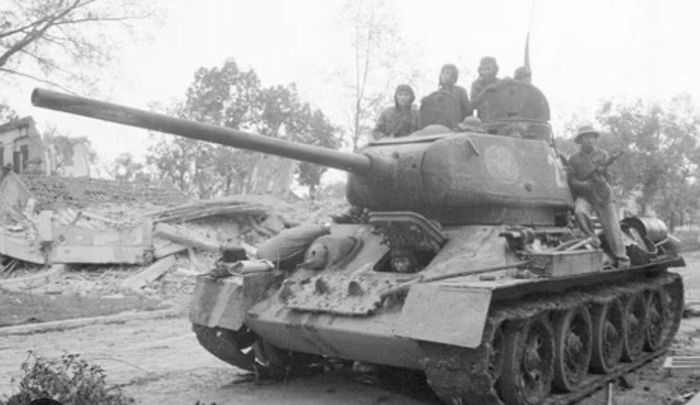 Chỉ huy và tổ chức cũng đóng vai trò quan trọng. Những tháng đầu Barbarossa chứng kiến nhiều đơn vị thiết giáp Liên Xô bị phân tán, mất liên lạc hoặc phải di chuyển trong những chiến dịch phản công thiếu phối hợp. Khi bị cắt khỏi bộ binh, pháo binh và hậu cần, ngay cả T-34 cũng dễ trở thành mục tiêu bị bao vây và tiêu diệt.