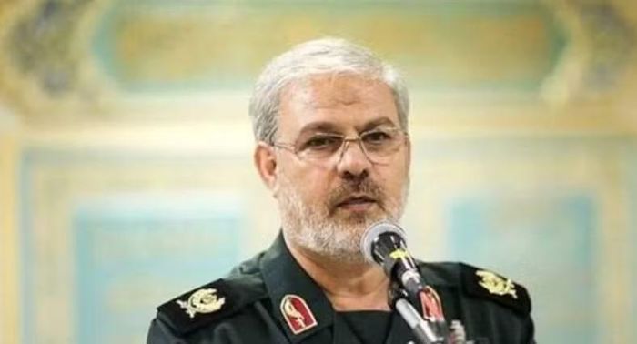 Chuẩn tướng Hossein Mohebbi, người phát ngôn Vệ binh Cách mạng Hồi giáo Iran (IRGC), cảnh báo Tehran sẽ giáng "những đòn mạnh" vào các lợi ích sống còn của Mỹ và những điểm nghẽn năng lượng nếu cơ sở hạ tầng Iran bị đe dọa.