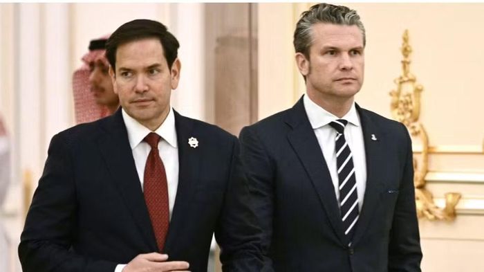 "Chúng tôi biết sức ép kinh tế đang gây tổn thương cho họ nhiều nhất", ông Hegseth nói, đồng thời khẳng định Mỹ không loại trừ khả năng tiến hành các cuộc tấn công quân sự tại eo biển Hormuz hoặc quanh Iran.