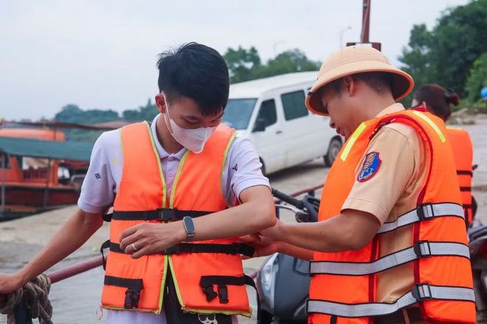 Lực lượng Cảnh sát đường thủy tăng cường kiểm tra điều kiện an toàn của phương tiện, việc chấp hành quy định về số người được phép chở, trang bị và sử dụng áo phao, dụng cụ nổi cứu sinh.