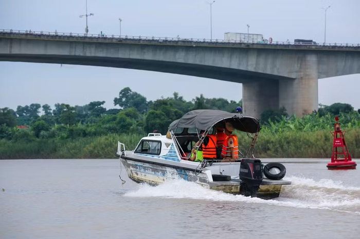 Cán bộ chiến sĩ sẵn sàng lao vào nơi nguy hiểm hỗ trợ người dân, di chuyển người và tài sản đến nơi an toàn.