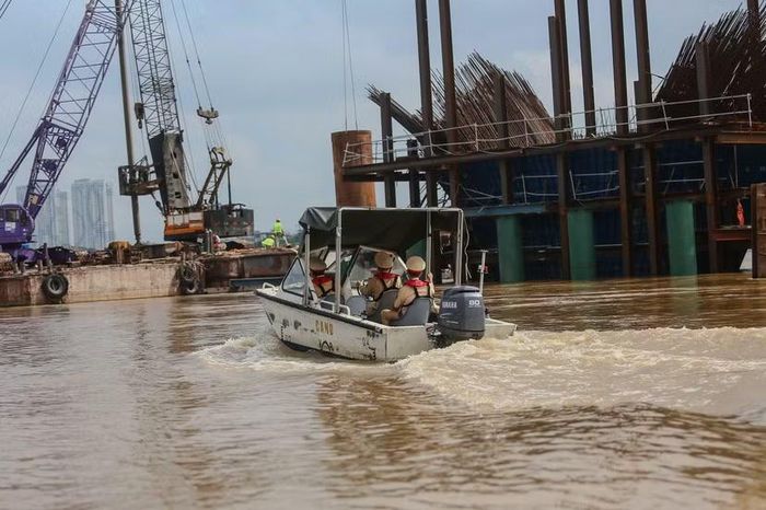 Tại các khu vực cầu đang thi công, công trình vượt sông và khu vực có hoạt động xây dựng trên lòng sông, đơn vị tăng cường kiểm tra, nắm tình hình, chủ động phát hiện các nguy cơ ảnh hưởng đến luồng giao thông, an toàn công trình và phương tiện qua lại.