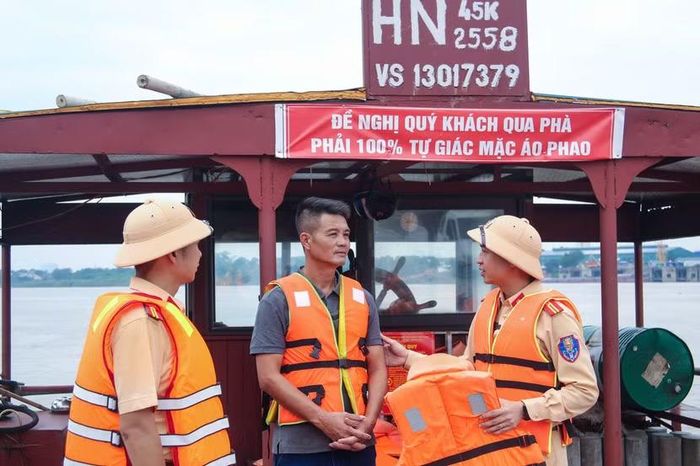 Cảnh sát đường thủy nhắc nhở, hướng dẫn chủ phương tiện, chủ bến chủ động phòng ngừa, gia cố hệ thống neo buộc, di chuyển phương tiện đến vị trí an toàn khi cần thiết.