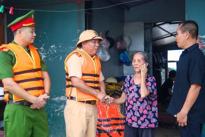 Cảnh sát đường thủy số 2 thăm hỏi, dặn dò, tặng áo phao người dân vạn chài Văn Đức trước mùa mưa bão sáng 25/8.