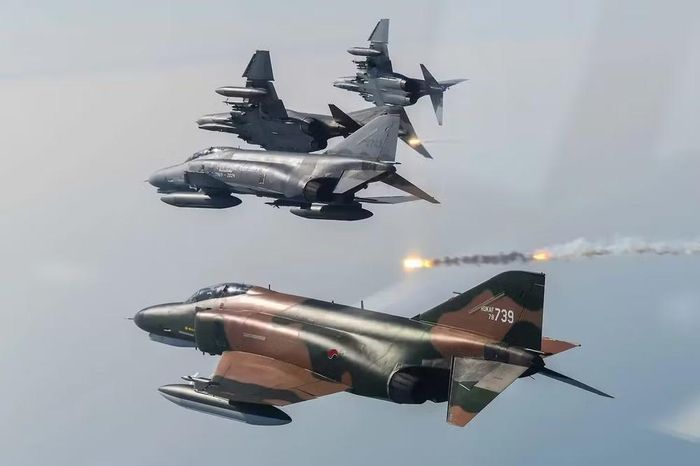 F-4 Phantom II đi theo hướng hoàn toàn khác. Máy bay có 2 động cơ, kích thước lớn và có khả năng mang tải trọng vũ khí đáng kể.