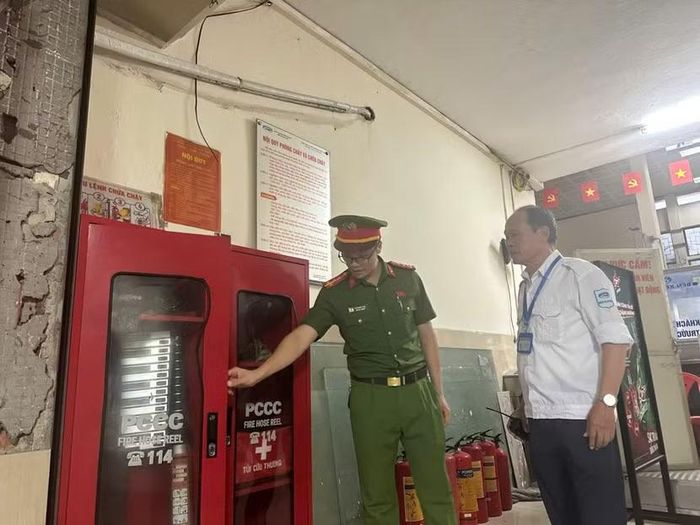 Kiểm tra nội quy, tiêu lệnh PCCC và các dụng cụ, phương tiện chữa cháy, CNCH tại phòng chờ và các khu vực bán vé của Bến xe Gia Lâm