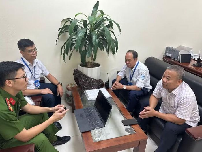 Đội Chữa cháy và cứu nạn, cứu hộ khu vực số 18 trao đổi, thống nhất các biện pháp bảo đảm an toàn PCCC với lãnh đạo Bến xe Gia Lâm và đại diện doanh nghiệp vận tải