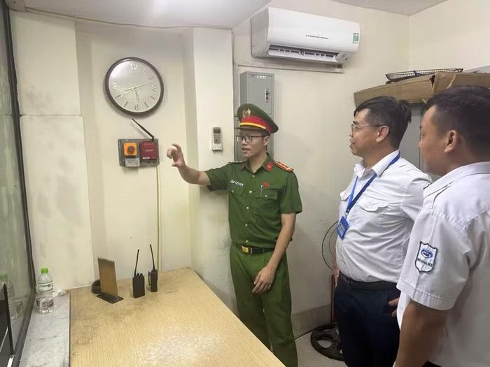 Cán bộ Đội Chữa cháy và cứu nạn, cứu hộ khu vực số 18 kiểm tra thiết bị truyền tin báo cháy được lắp đặt tại Bến xe Gia Lâm