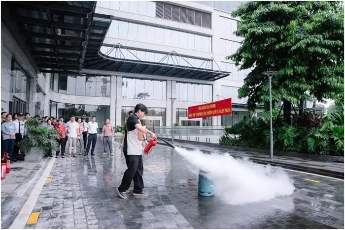 Lực lượng PCCC&CNCH cơ sở sử dụng phương tiện chữa cháy để dập tắt đám cháy giả định