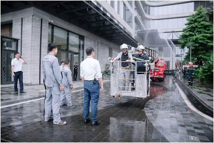 Lực lượng Cảnh sát PCCC&CNCH triển khai xe thang cứu người bị nạn từ trên cao xuống khu vực an toàn