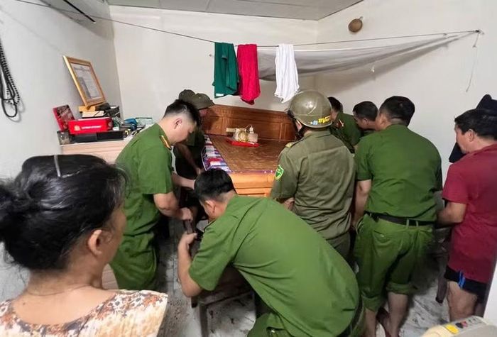 Cán bộ, chiến sĩ Công an phường Sơn Tây cùng lực lượng cơ sở kê cao đồ đạc, giúp một hộ dân hạn chế thiệt hại khi nước tràn vào nhà.