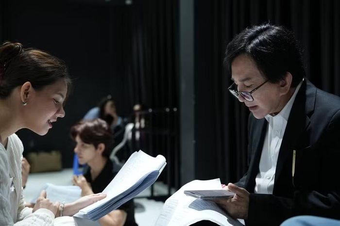 Ca sĩ Myra Trần và NSƯT Kim Tử Long trên sàn tập