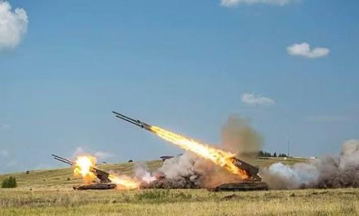 Nga tiếp tục cải tiến loại đạn dành cho TOS-2. Năm 2025, Bộ Quốc phòng Nga công bố rocket nhiệt áp TBS-3M cỡ 220 mm, được cho là nâng tầm bắn của TOS-2 từ 12 km lên 15 km mà không cần thay đổi thiết kế bệ phóng.